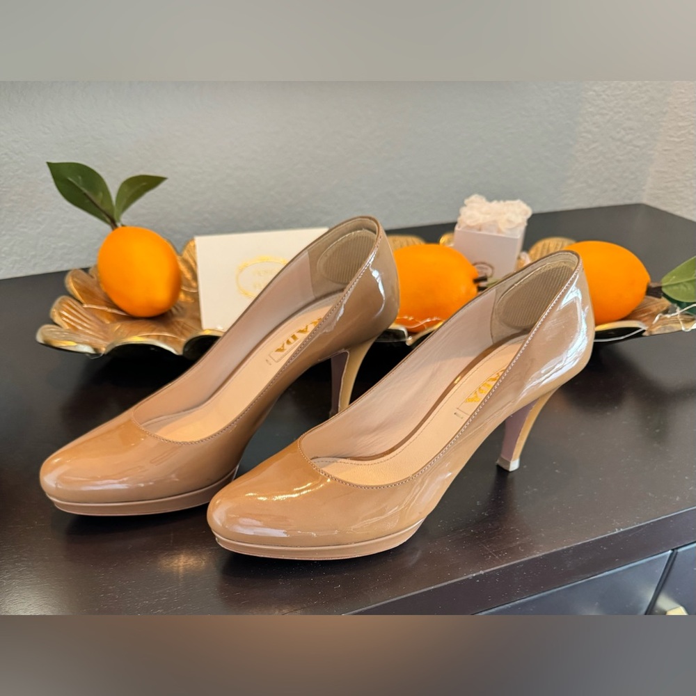 Authentic Prada beige/fawn platform patent leather pumps 3 inch heel ๐ฎ๐น be sexy - Picture 3 of 7